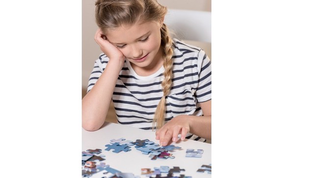 Stavění puzzle se může účastnit celá rodina