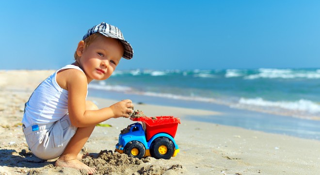 Aby se pobyt na sluníčku nezvrhl u nejmenších ve zdravotní potíže