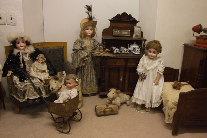 Stoletá historie dětské hračky v muzeu v Roztokách u Prahy