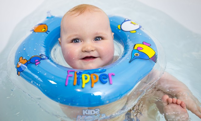 S plavacím nákrčníkem Flipper si děti budou koupání užívat