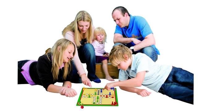 Deskové hry sbližují členy rodiny a rozvíjí myšlení u dětí