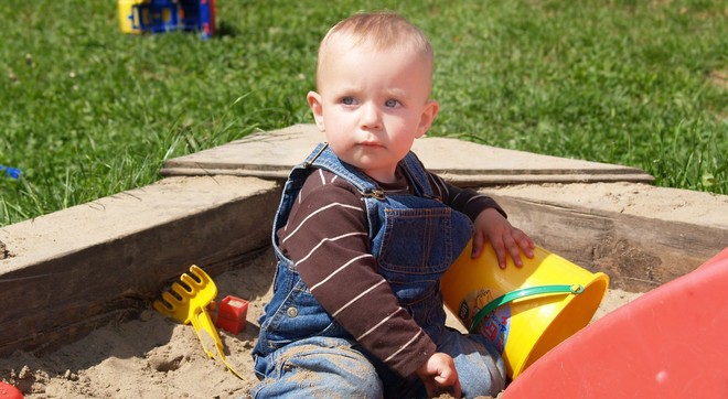Hraní na písku patří mezi nejoblíbenější dětskou zábavu