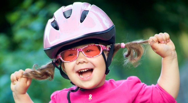 Cyklistická přilba by měla být nedílnou součástí výbavy každého cyklisty