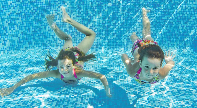 Tipy na hry do vody, které udělá vaše letní koupání ještě zábavnější