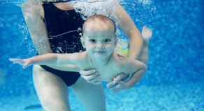 Legrace při plavání s dětmi v bazénu