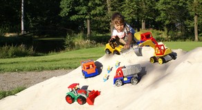 S auty Truxx si děti mohou zahrát na řidiče bagru, traktoristu nebo popeláře