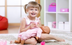 Proč si holčičky hrají s panenkami
