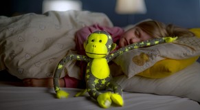 Opička svítící ve tmě pomůže dětem snadno usnout a klidně spát