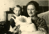 S bratrem Arnoštem a maminkou